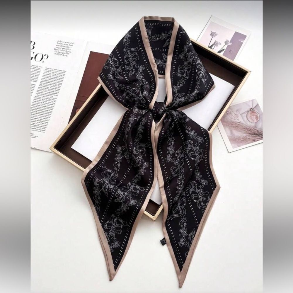 Elegant Black and Tan Scarf M650